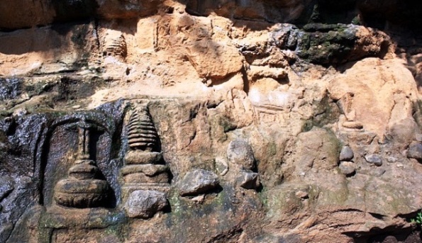 Wadu Paa, ukiran di dinding batu di Soromandi yang dikatakan menjadi bukti sejarah kehadiran Sang bima di Dana Mbojo.